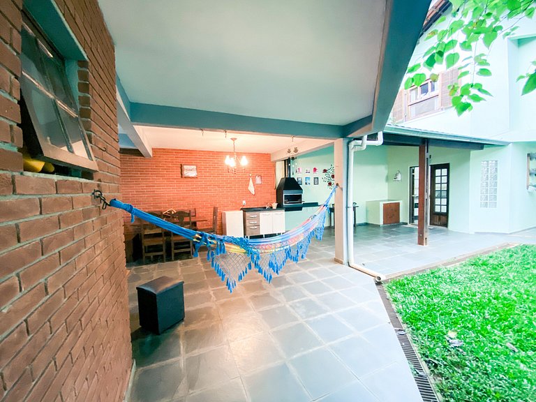 Casa confortável com churrasqueira na Granja Viana