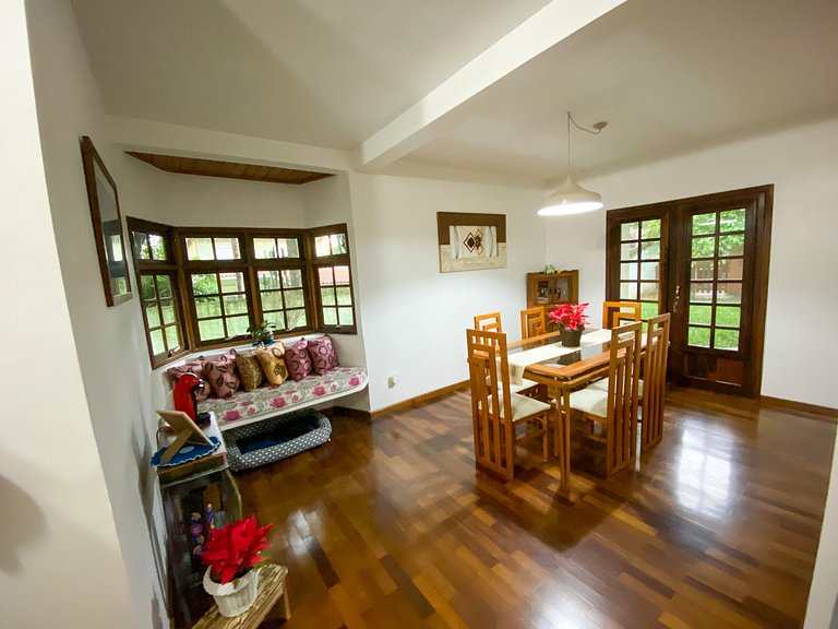 Casa confortável com churrasqueira na Granja Viana