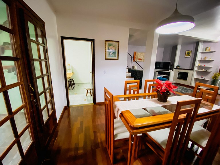 Casa confortável com churrasqueira na Granja Viana