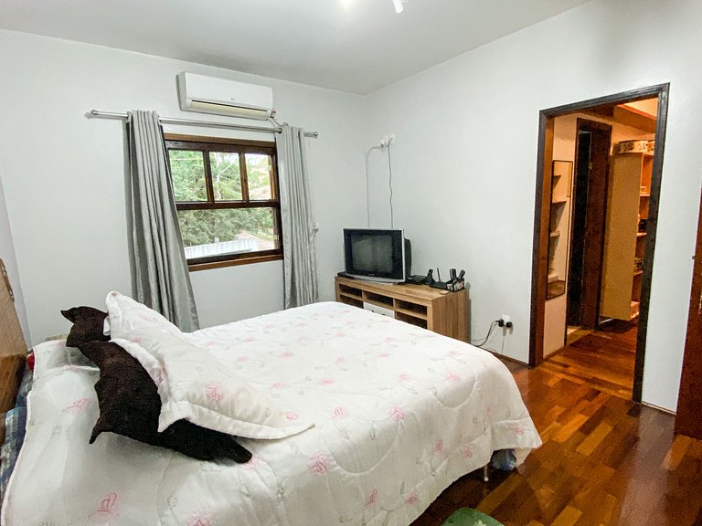 Casa confortável com churrasqueira na Granja Viana