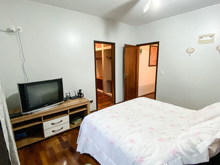 Casa confortável com churrasqueira na Granja Viana