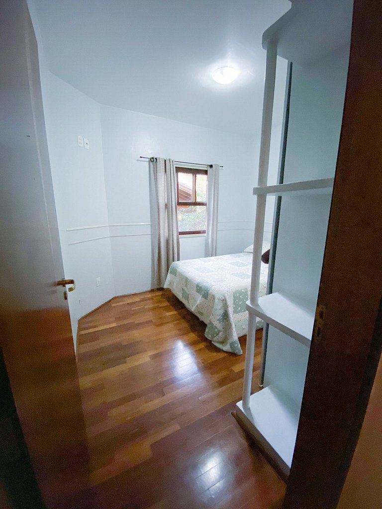Casa confortável com churrasqueira na Granja Viana