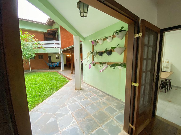 Casa confortável com churrasqueira na Granja Viana