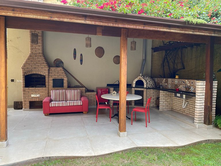 Espaço gourmet e home-office na Granja