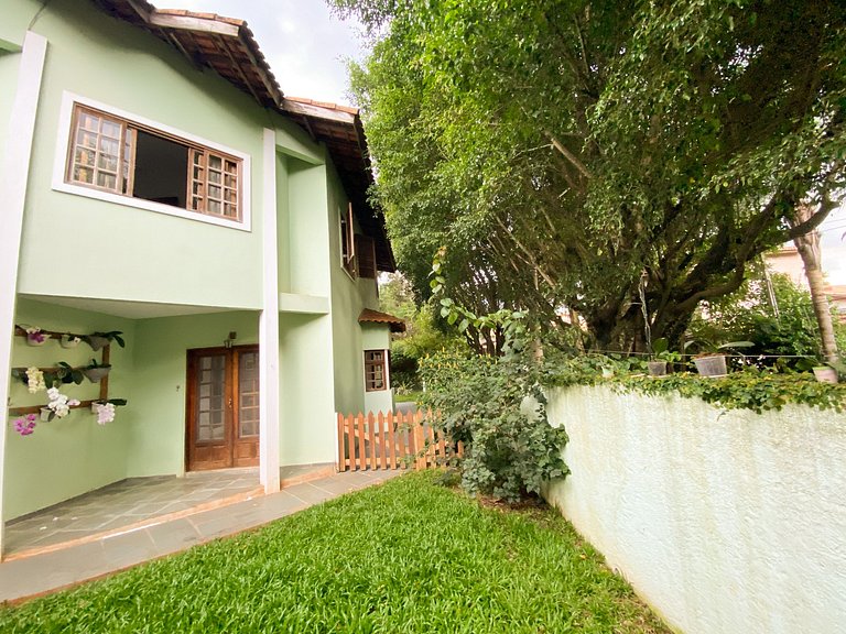 Casa confortável com churrasqueira na Granja Viana