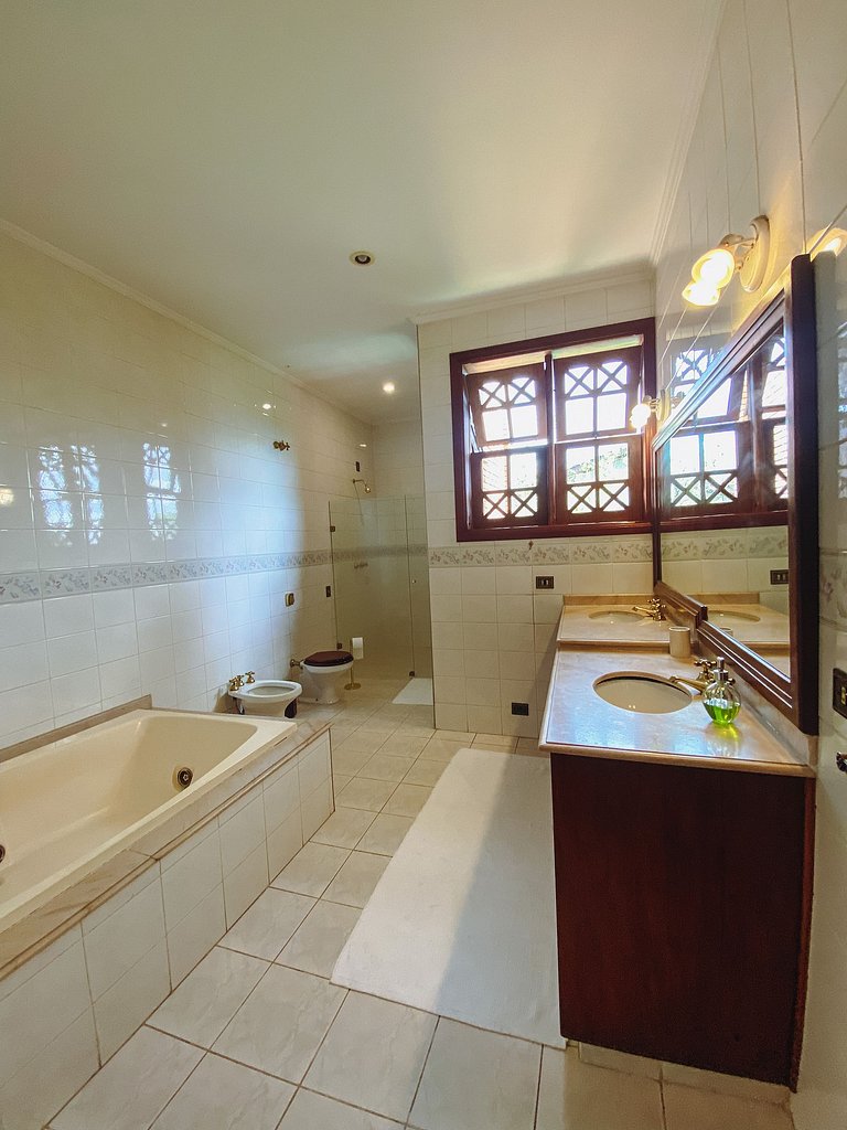 Excelente propriedade na Granja Viana