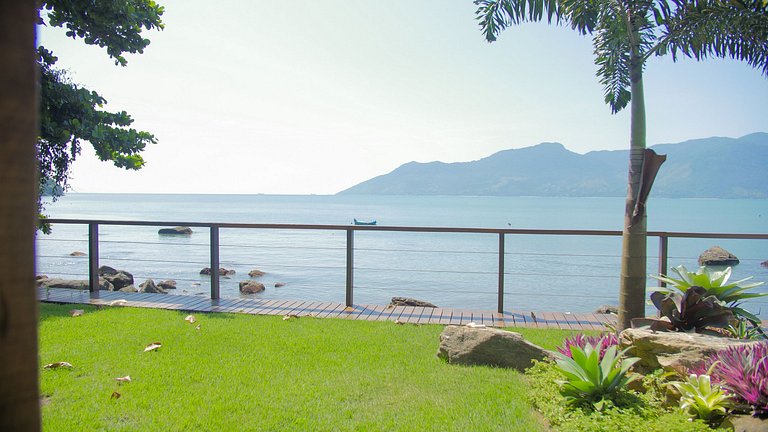 Casa pé na áreia em frente à Ilhabela