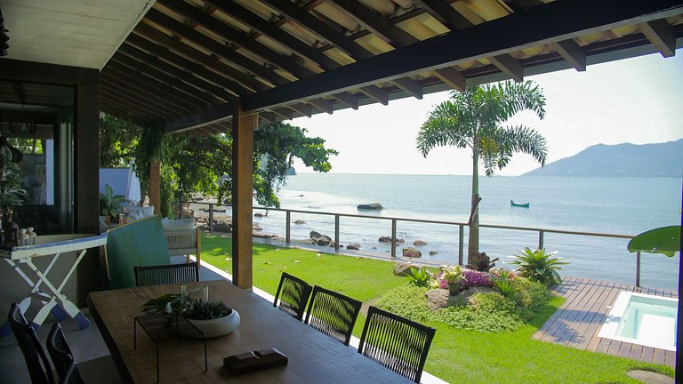 Casa pé na áreia em frente à Ilhabela