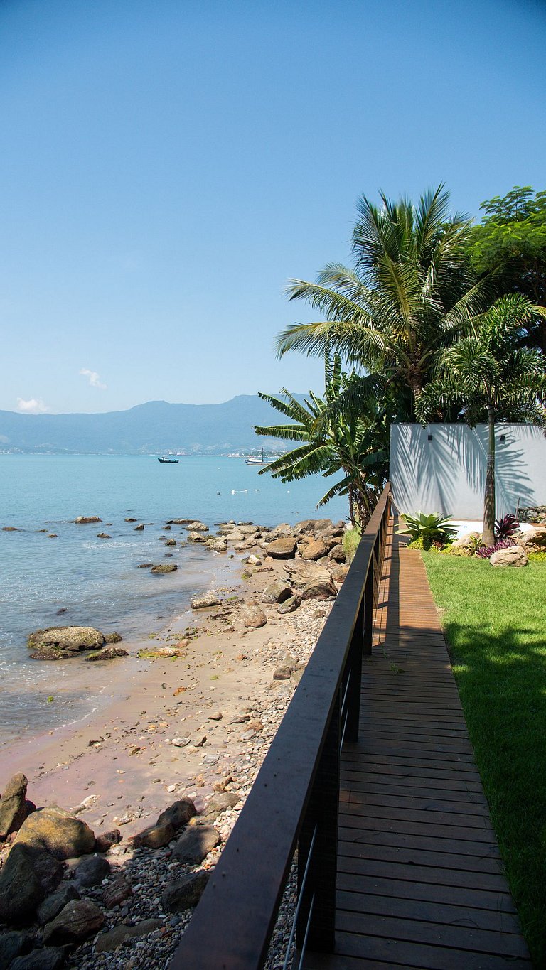 Casa pé na áreia em frente à Ilhabela