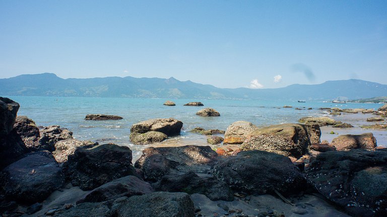 Casa pé na áreia em frente à Ilhabela