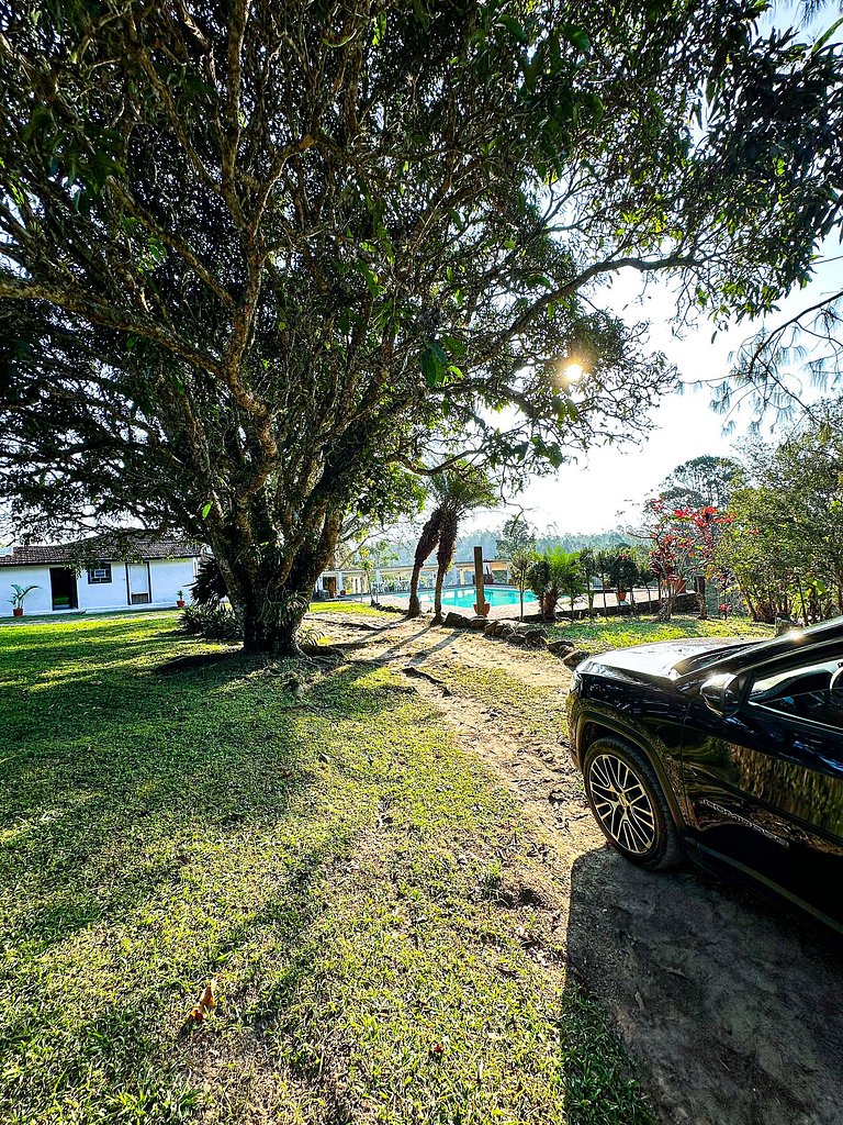 Fazenda com fácil acesso - Piscina e churrasqueira