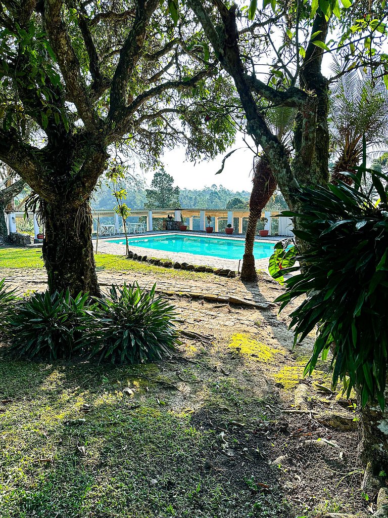 Fazenda com fácil acesso - Piscina e churrasqueira