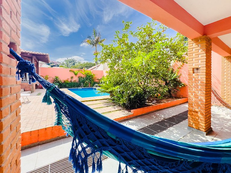 Refúgio com piscina e churrasqueira