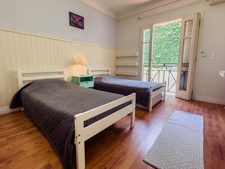 Casa Alto Padrão na Granja Viana - Cond. Fechado