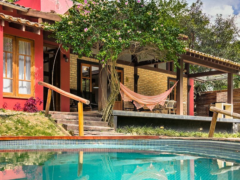 Casa na Granja Viana em frente à reserva ambiental