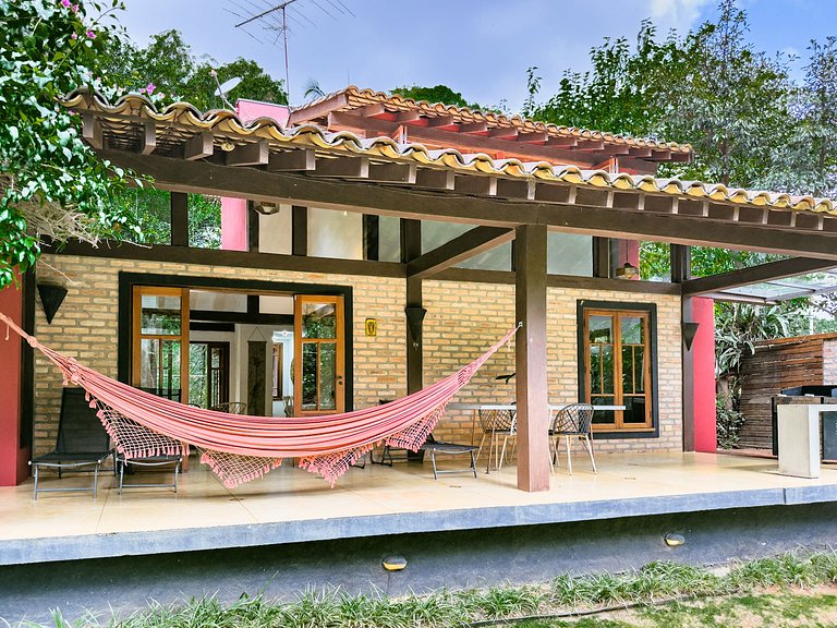 Casa na Granja Viana em frente à reserva ambiental