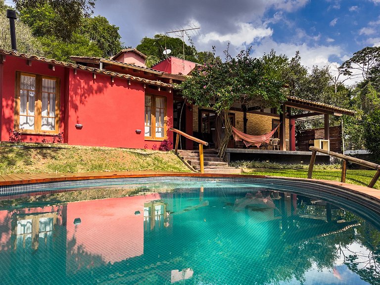 Casa na Granja Viana em frente à reserva ambiental