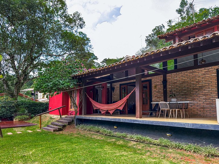 Casa na Granja Viana em frente à reserva ambiental