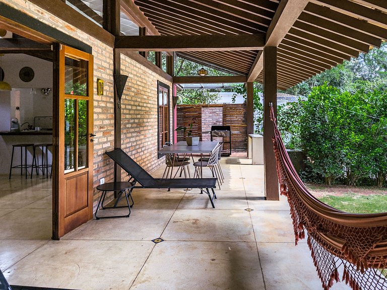 Casa na Granja Viana em frente à reserva ambiental