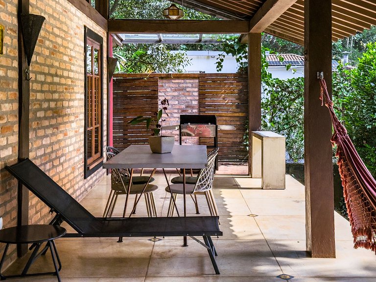 Casa na Granja Viana em frente à reserva ambiental