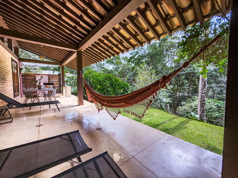 Casa na Granja Viana em frente à reserva ambiental