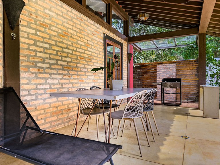Casa na Granja Viana em frente à reserva ambiental