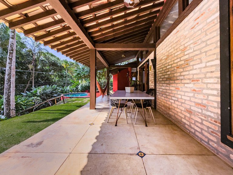 Casa na Granja Viana em frente à reserva ambiental