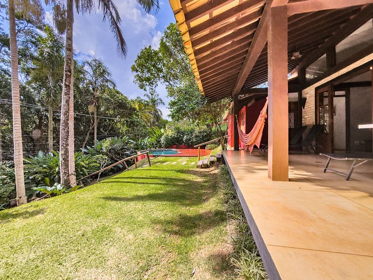 Casa na Granja Viana em frente à reserva ambiental