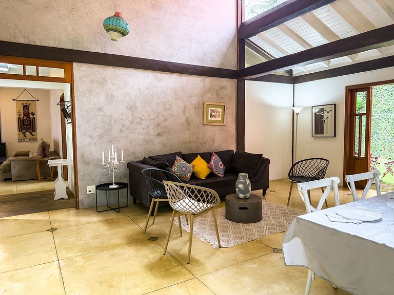 Casa na Granja Viana em frente à reserva ambiental