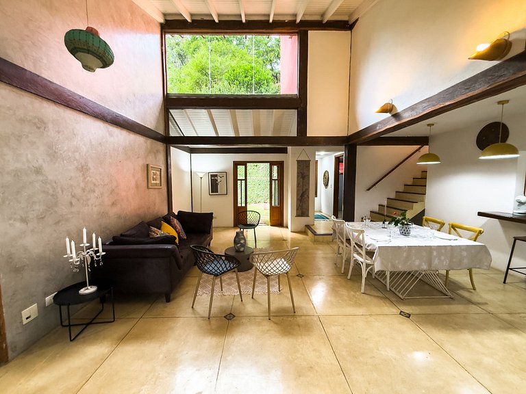 Casa na Granja Viana em frente à reserva ambiental