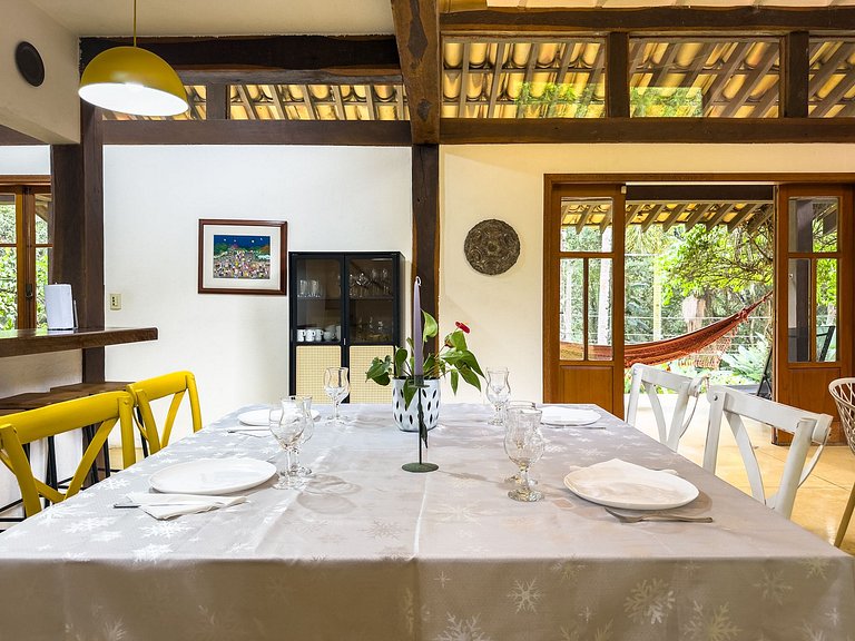 Casa na Granja Viana em frente à reserva ambiental