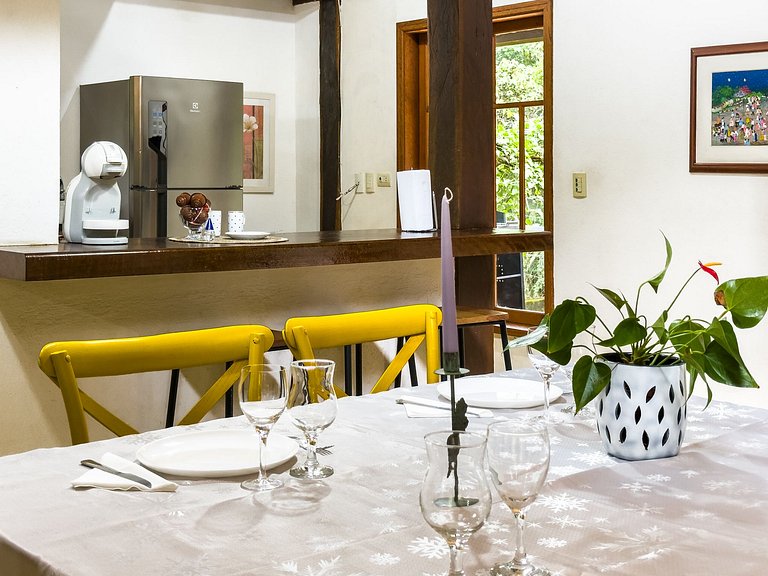 Casa na Granja Viana em frente à reserva ambiental
