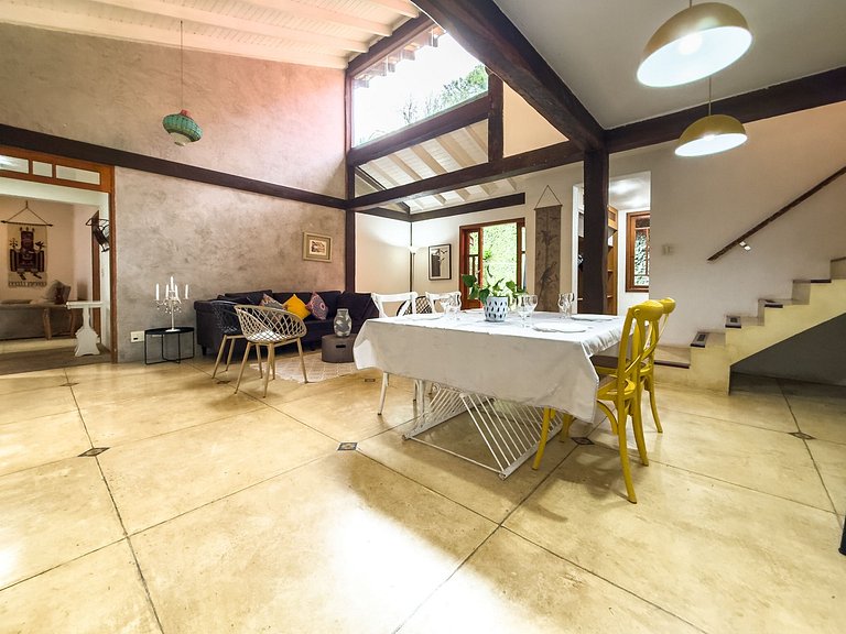 Casa na Granja Viana em frente à reserva ambiental