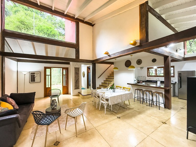 Casa na Granja Viana em frente à reserva ambiental