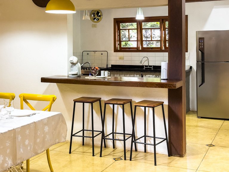 Casa na Granja Viana em frente à reserva ambiental