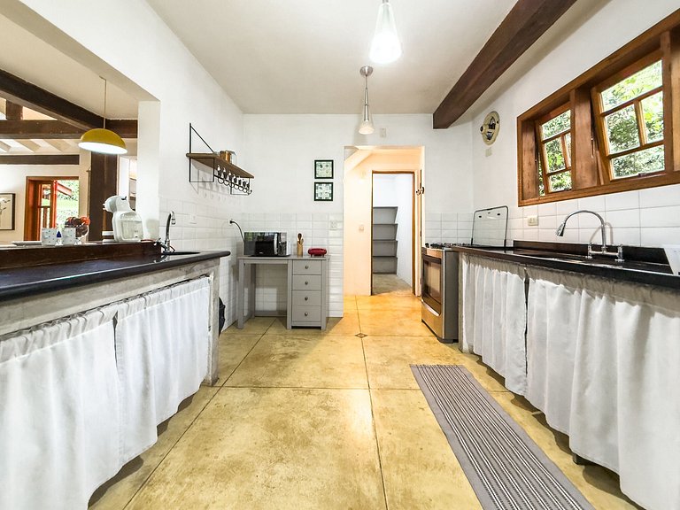 Casa na Granja Viana em frente à reserva ambiental