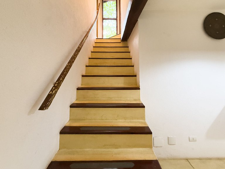 Casa na Granja Viana em frente à reserva ambiental