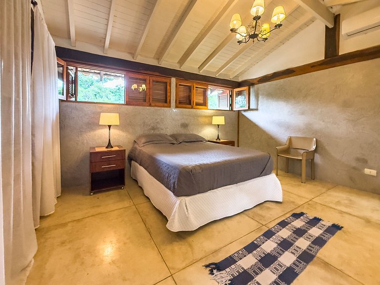 Casa na Granja Viana em frente à reserva ambiental
