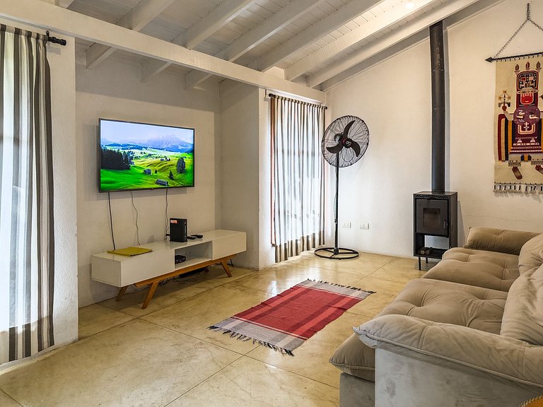 Casa na Granja Viana em frente à reserva ambiental