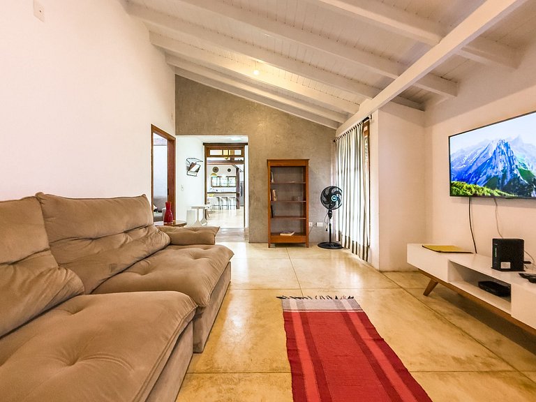 Casa na Granja Viana em frente à reserva ambiental