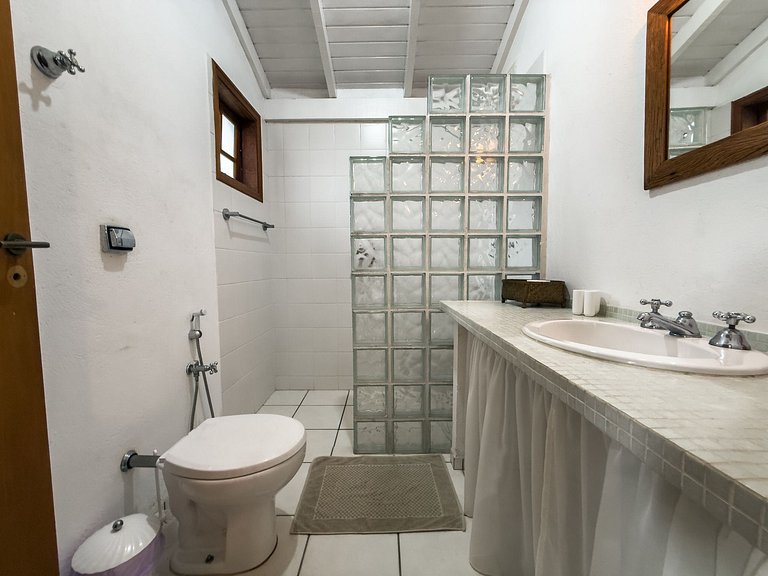 Casa na Granja Viana em frente à reserva ambiental