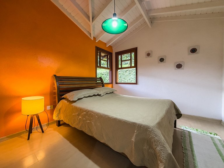 Casa na Granja Viana em frente à reserva ambiental