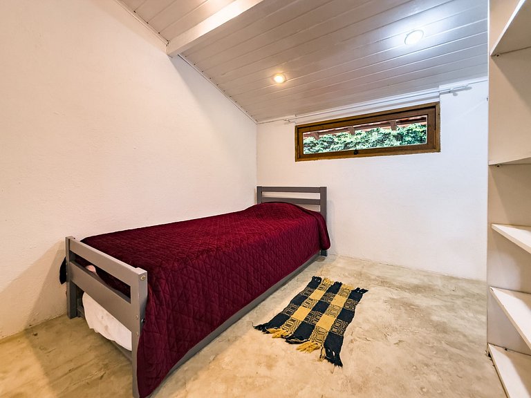 Casa na Granja Viana em frente à reserva ambiental