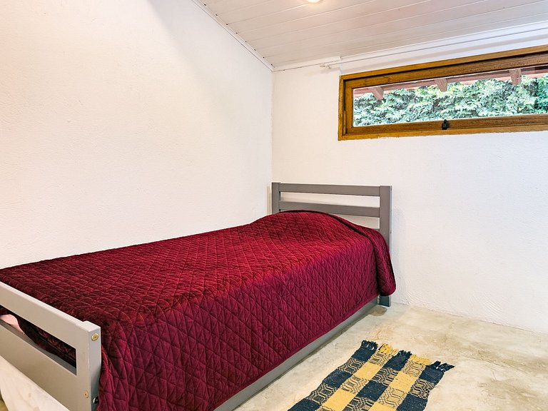 Casa na Granja Viana em frente à reserva ambiental