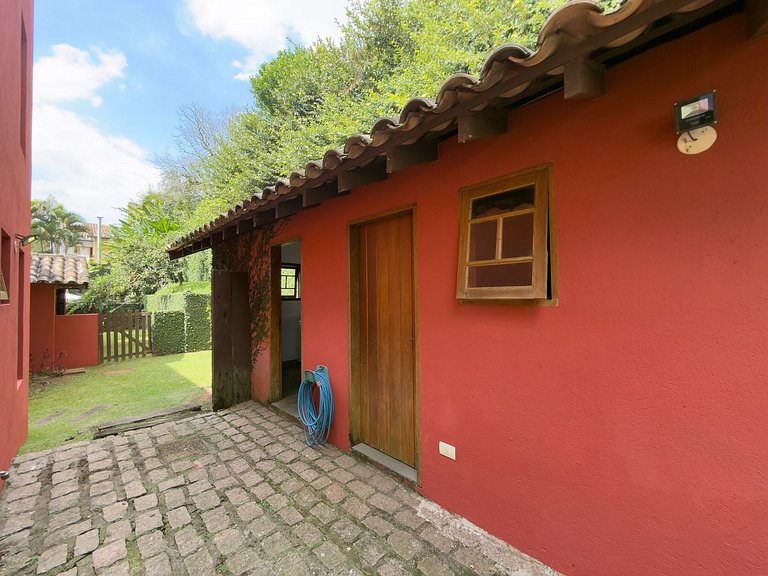 Casa na Granja Viana em frente à reserva ambiental