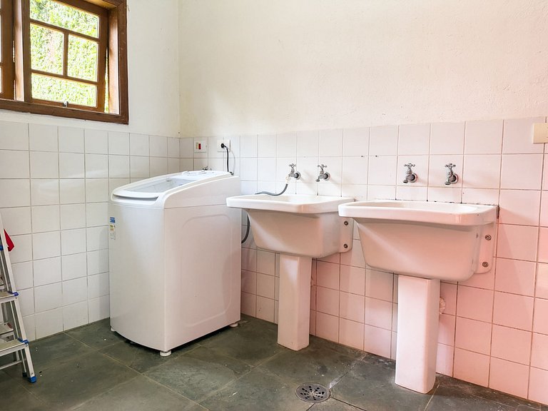 Casa na Granja Viana em frente à reserva ambiental
