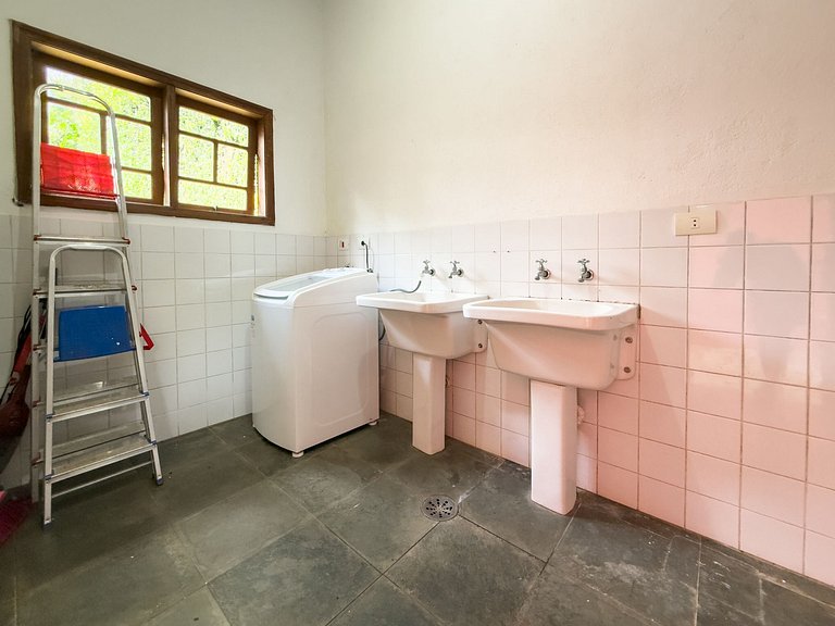 Casa na Granja Viana em frente à reserva ambiental