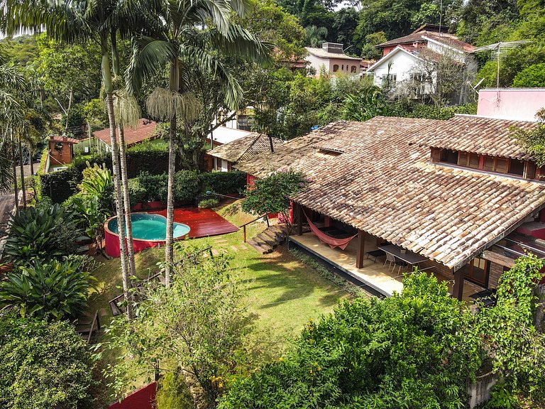 Casa na Granja Viana em frente à reserva ambiental