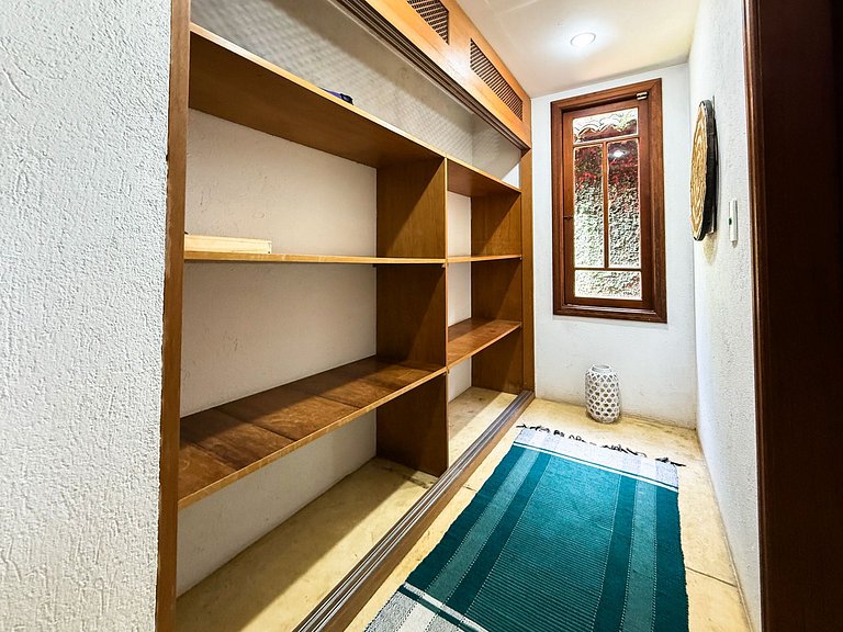 Casa na Granja Viana em frente à reserva ambiental