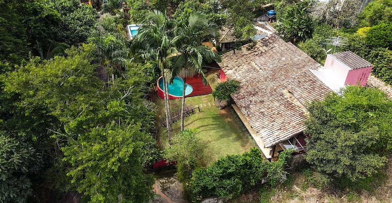 Casa na Granja Viana em frente à reserva ambiental